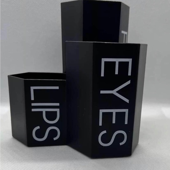 🌸 4 for $20 Face/Eyes/Lips Cosmetic Storage—3 Compartments. - Picture 4 of 6